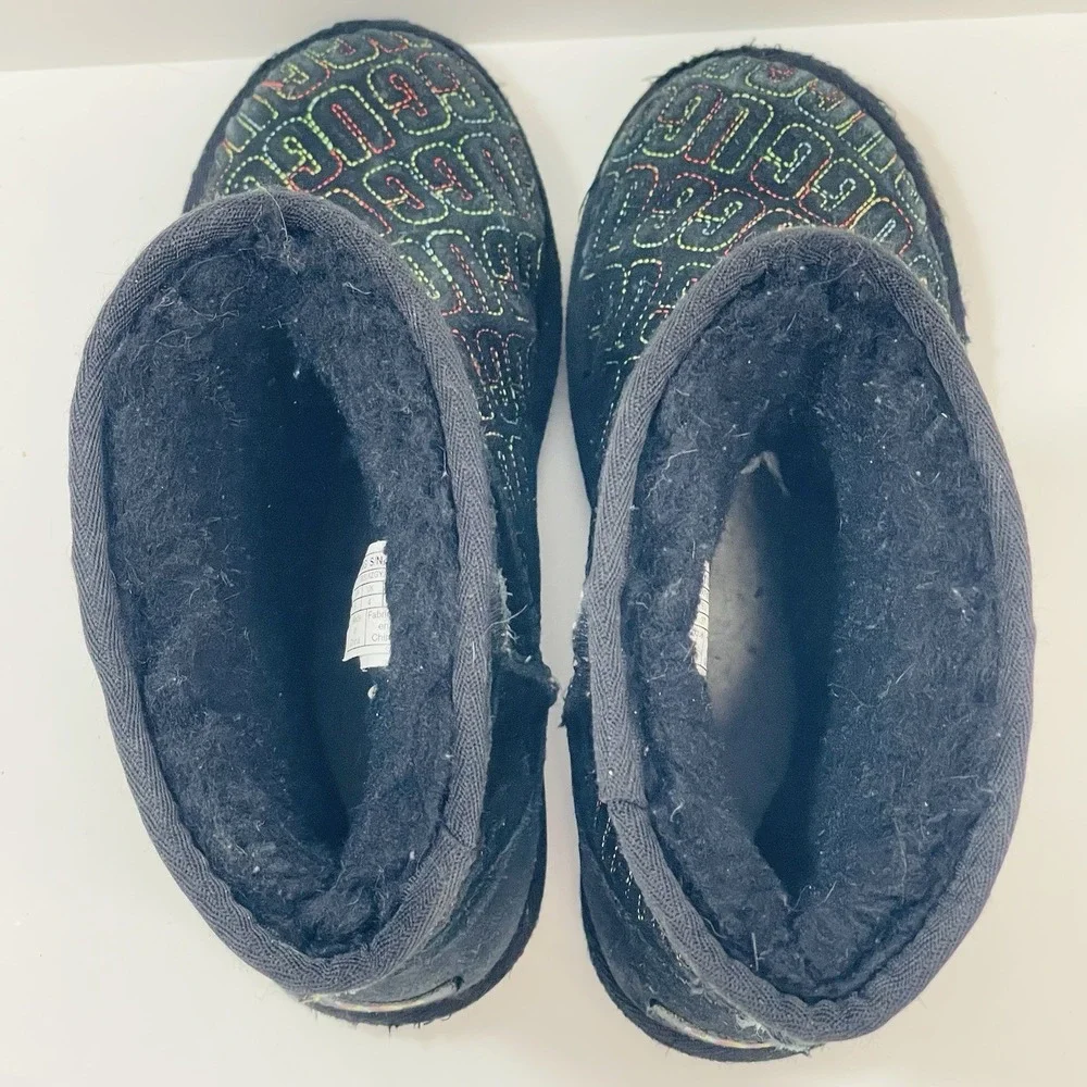 UGG Classic II Graphic‎ Stitch Kids Youth Boots 1112383K Black Sz 5